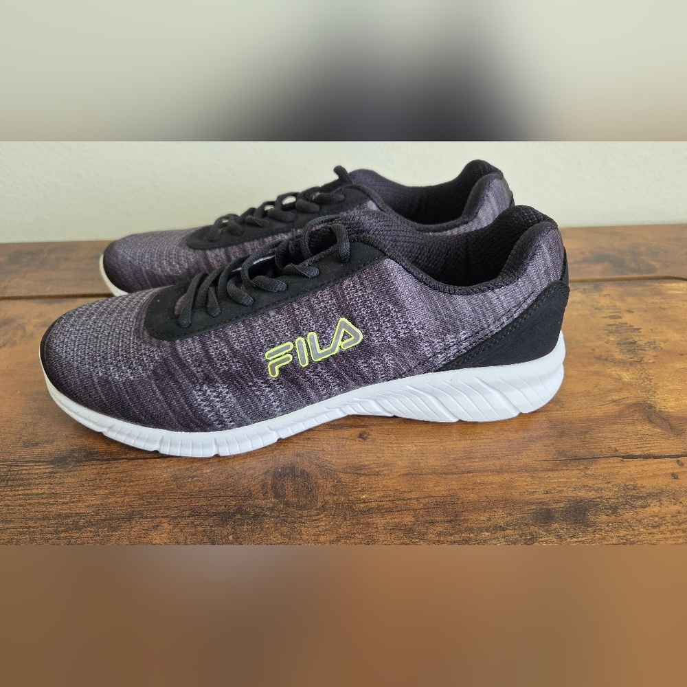 The FILA 1RM00192-55 Men's Memory Sportland Running Size 9new without box